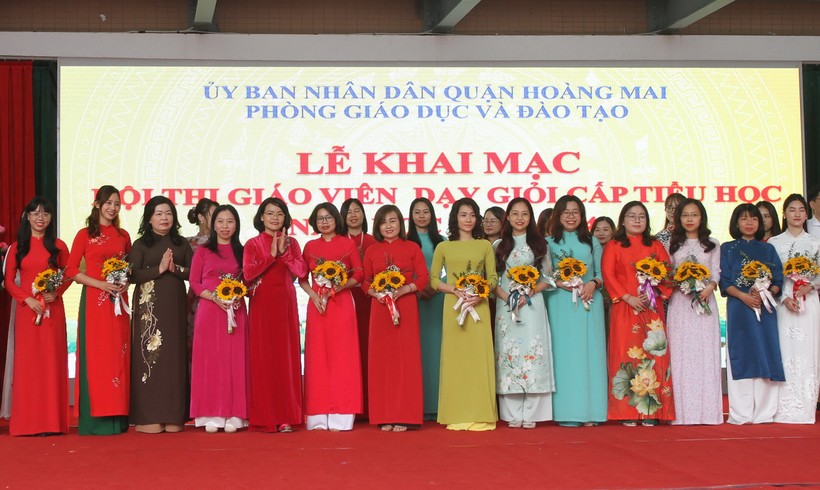 Ban tổ chức tặng hoa chúc mừng các thầy cô giáo dự thi.