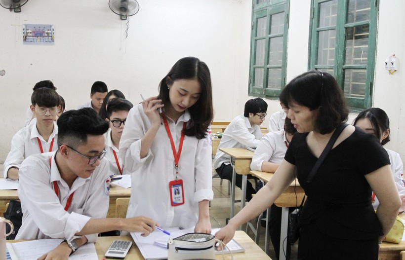Học sinh Trường THPT Trần Hưng Đạo (quận Thanh Xuân, Hà Nội) ôn thi tốt nghiệp THPT.