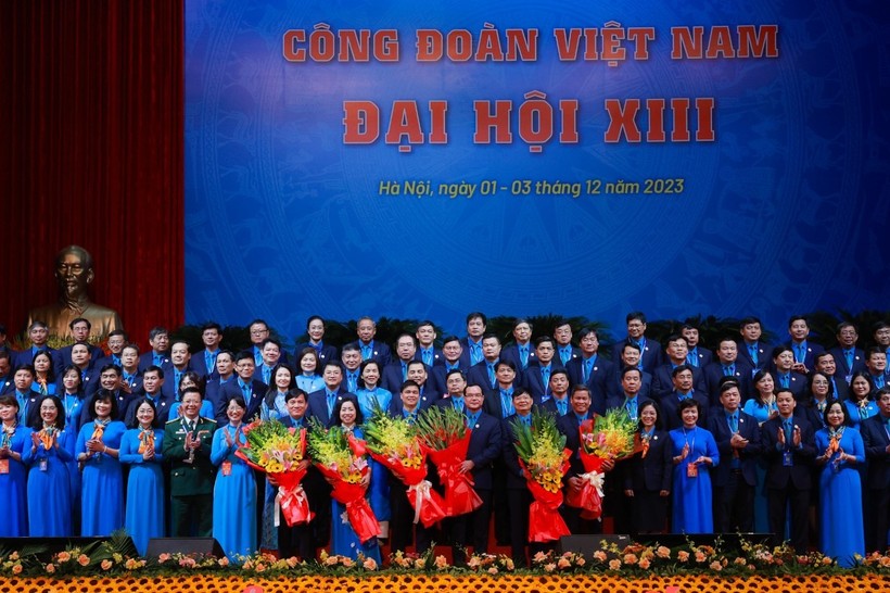 168 ủy viên Ban Chấp hành Tổng Liên đoàn Lao động Việt Nam khoá XIII ra mắt Đại hội.