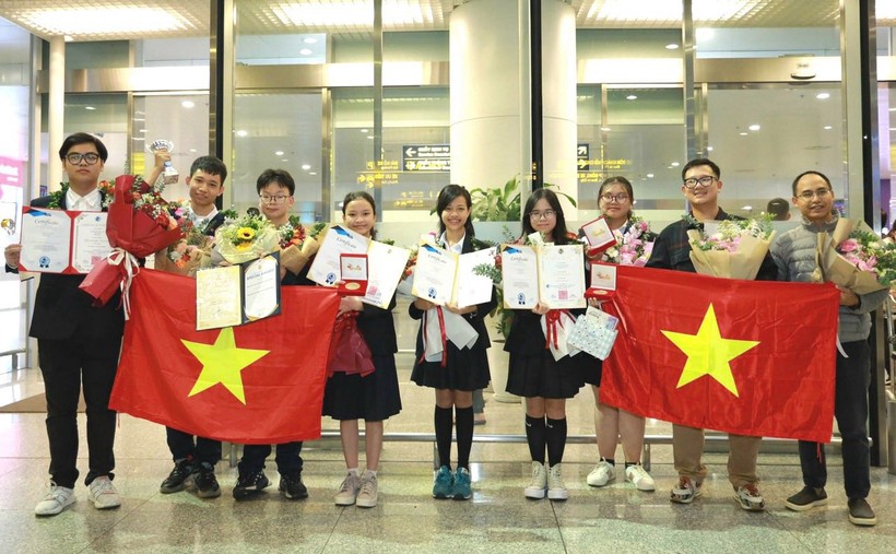 Học sinh Việt Nam tham dự kỳ thi Sáng chế và thiết kế quốc tế trở về Hà Nội với thành tích xuất sắc.