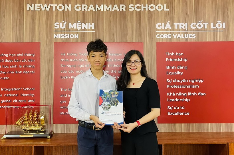 Cô Hoàng Thị Mận - Hiệu trưởng Trường THCS-THPT Newton chúc mừng thành tích của Hoàng Phạm Minh Khánh.