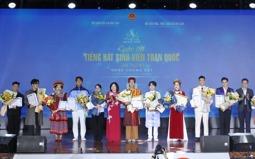 Thứ trưởng Ngô Thị Minh trao giải cho các tiết mục xuất sắc.