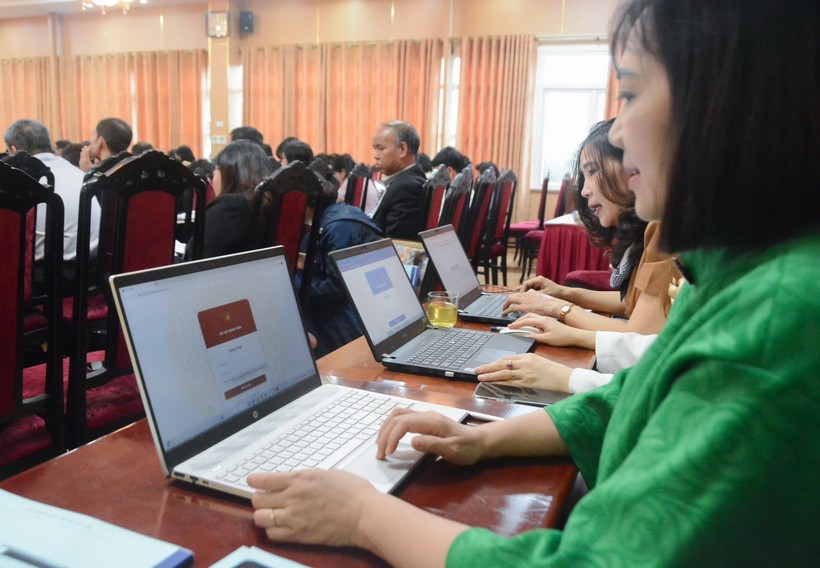 Học viên thực hành sử dụng phần mềm Sổ tay đảng viên điện tử.