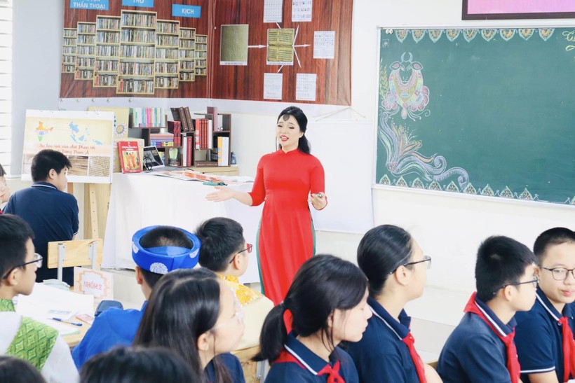 Cô Đỗ Thị Hiên trong tiết dạy tại Hội thi giáo viên dạy giỏi thành phố Hà Nội.