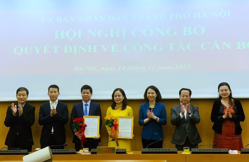 Lãnh đạo TP Hà Nội trao các quyết định về công tác cán bộ.