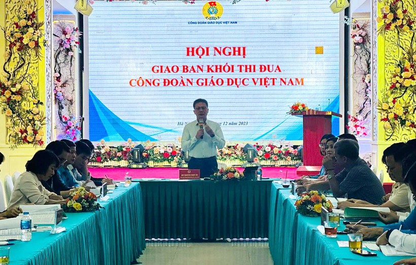 Chủ tịch Công đoàn Giáo dục Việt Nam Nguyễn Ngọc Ân chủ trì hội nghị.