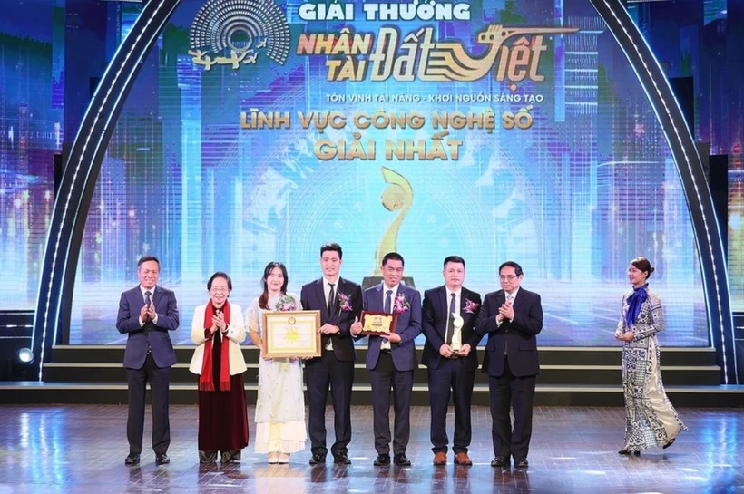 Thủ tướng Phạm Minh Chính trao thưởng cho công trình đoạt giải Nhất. Ảnh: TTXVN