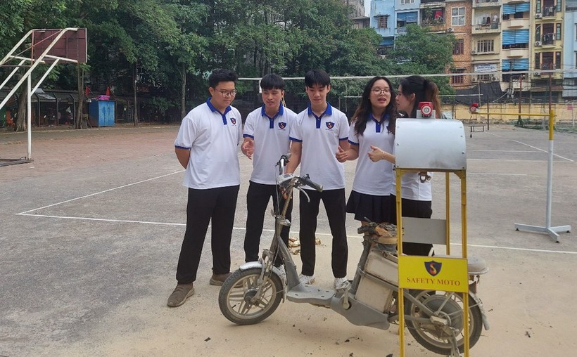 Nhóm sinh viên Đại học Thủy Lợi và học sinh trường THPT Việt Đức bên sản phẩm Safety Moto.