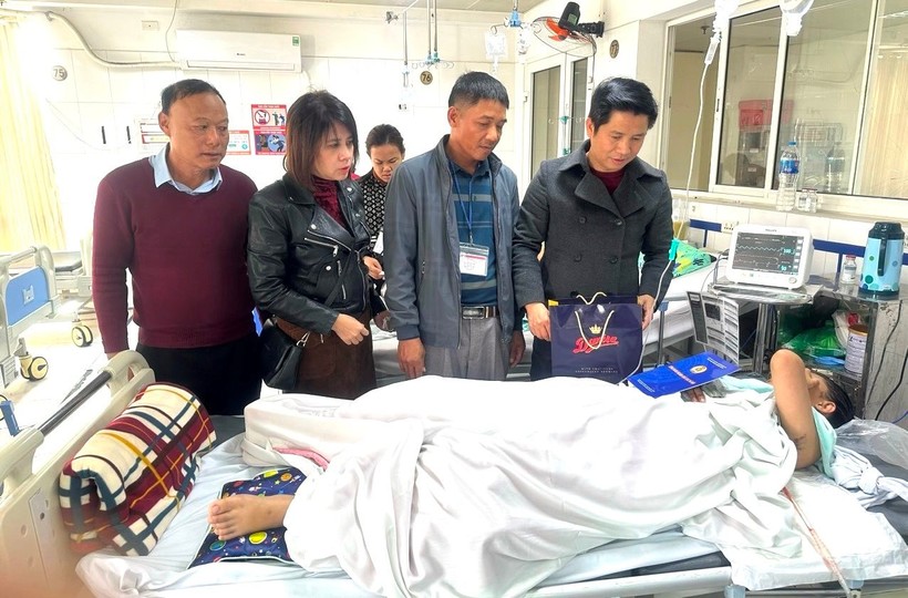 Lãnh đạo Công đoàn ngành Giáo dục Hà Nội thăm nữ sinh Đ.T.M đang điều trị tại bệnh viện.