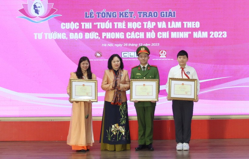 Thứ trưởng Bộ GD&ĐT Ngô Thị Minh trao bằng khen cho các thí sinh đạt giải Nhất.