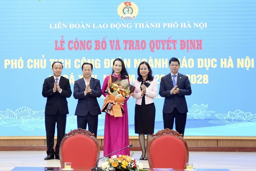 Lãnh đạo Sở GD&ĐT Hà Nội chúc mừng tân Phó Chủ tịch Công đoàn ngành Giáo dục Hà Nội.