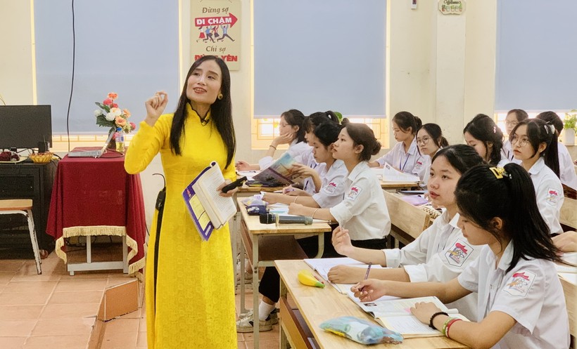 Cô Nguyễn Thị Hương Thủy - Giáo viên Trường THPT Chu Văn An được phong tặng danh hiệu Nhà giáo ưu tú. 