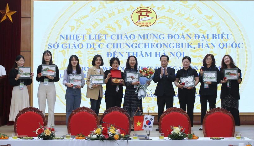 Giám đốc Sở Giáo dục và Đào tạo Hà Nội Trần Thế Cương tặng quà đoàn cán bộ, giáo viên Hàn Quốc.