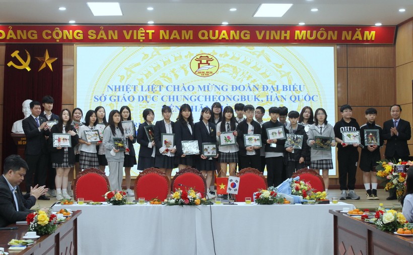 Lãnh đạo Sở GD&ĐT Hà Nội tặng quà học sinh Hàn Quốc.