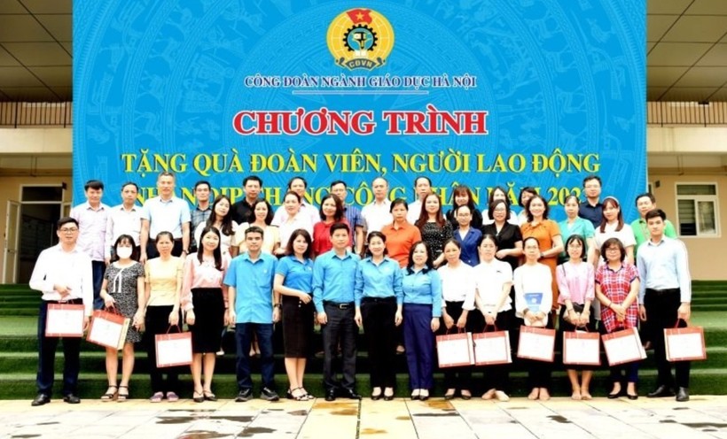 Công đoàn ngành giáo dục Hà Nội triển khai nhiều hoạt động tặng quà, hỗ trợ cho nhà giáo có hoàn cảnh khó khăn.