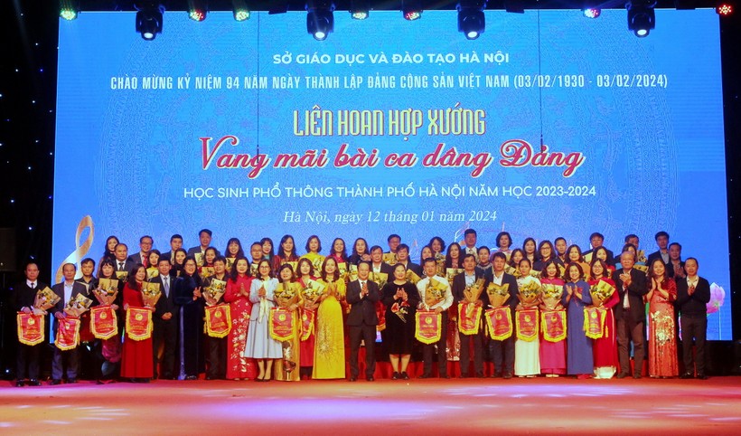 Lãnh đạo Sở GD&ĐT Hà Nội tặng hoa chúc mừng các đoàn tham dự liên hoan.