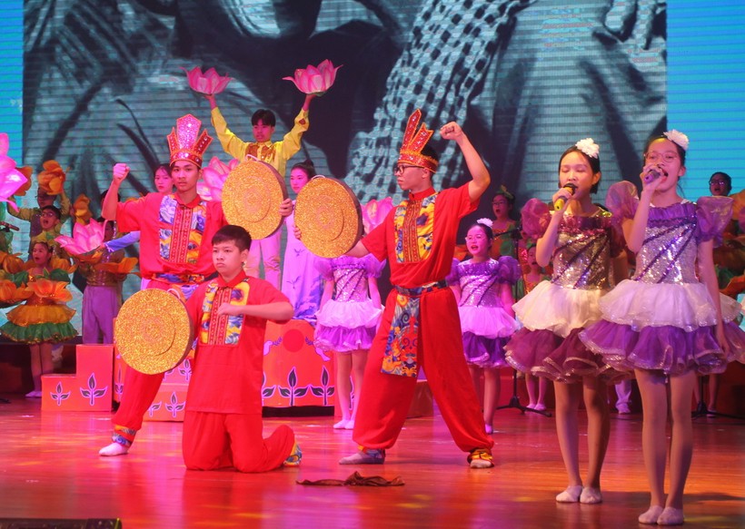 Liên hoan hợp xướng học sinh phổ thông thành phố Hà Nội với chủ đề “Vang mãi bài ca dâng Đảng”