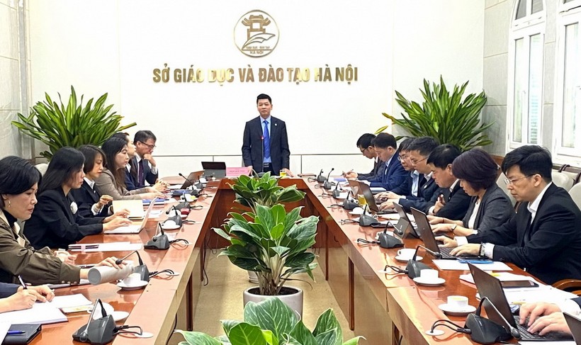 Phó Giám đốc Sở GD&ĐT Hà Nội Phạm Quốc Toản chủ trì hội nghị.