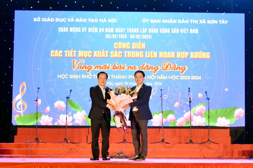 Giám đốc Sở GD&ĐT Hà Nội Trần Thế Cương tặng hoa chúc mừng đơn vị đăng cai.
