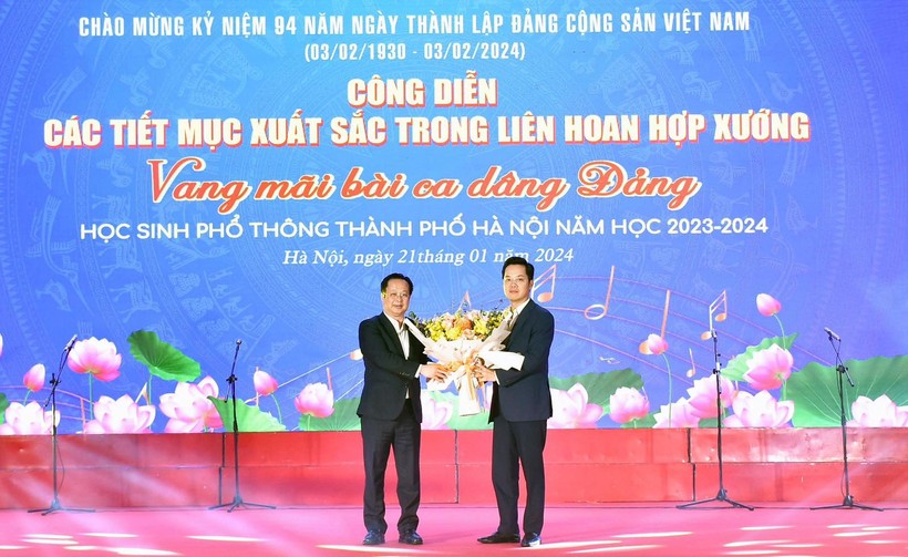 Giám đốc Sở GD&ĐT Hà Nội Trần Thế Cương tặng hoa cảm ơn đơn vị đăng cai.