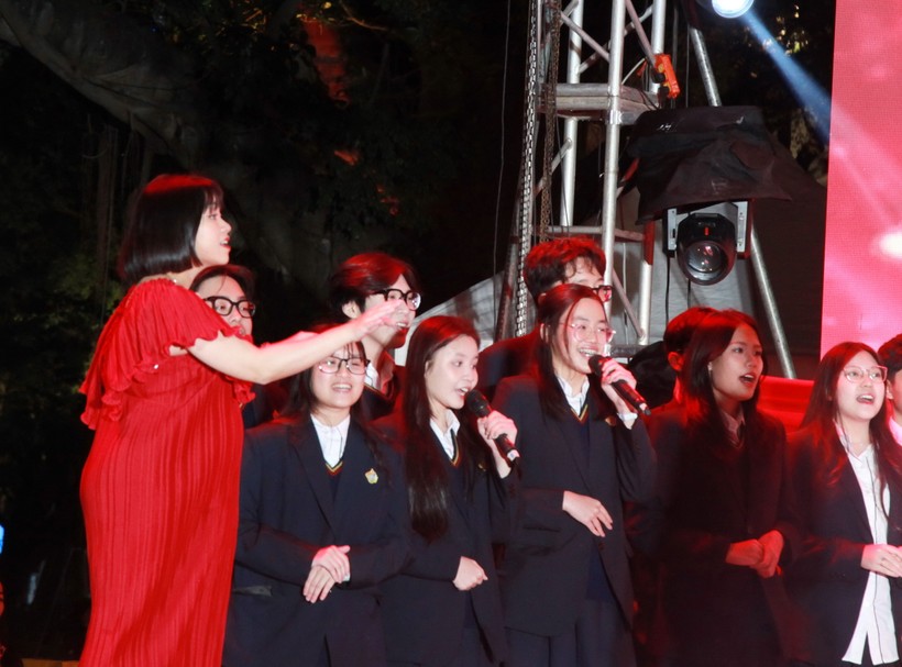 Liên hoan hợp xướng học sinh phổ thông với chủ đề “Vang mãi bài ca dâng Đảng” lần đầu tiên được Ngành GD-ĐT Thủ đô tổ chức đã thu hút đông đảo học sinh từ cấp Tiểu học, THCS, THPT và GDTX tham gia.