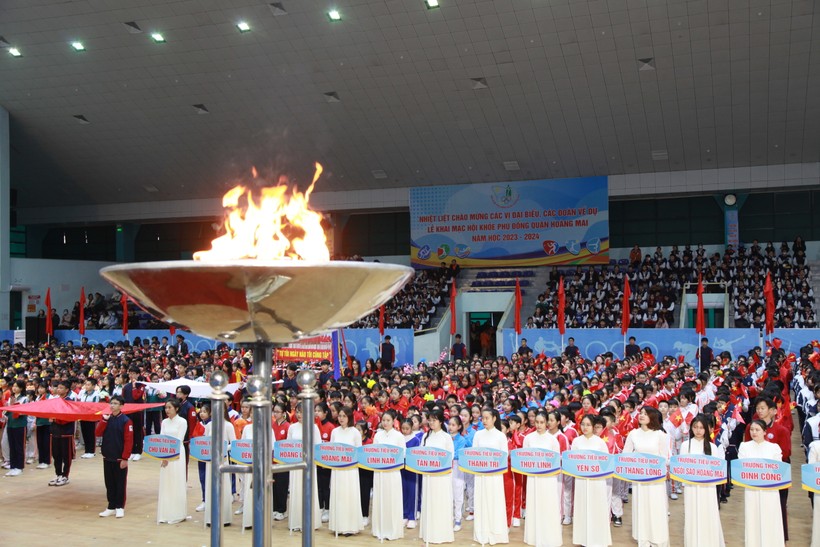 Ngọn đuốc Hội khỏe Phù Đổng được thắp sáng tại Nhà thi đấu quận Hoàng Mai.