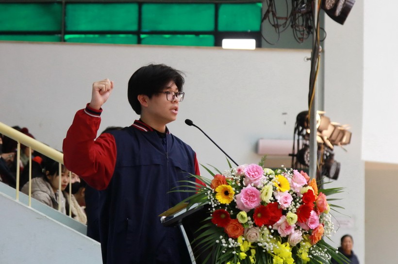 Trần Đức Anh - Học sinh Trường THCS Hoàng Liệt thay mặt các vận động viên tuyên thệ thi đấu.