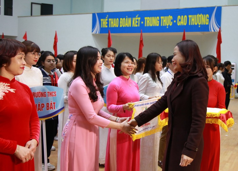 Phó Giám đốc Sở GD&amp;ĐT Hà Nội Vương Hương Giang trao cờ lưu niệm cho các đơn vị tham dự Hội khỏe.