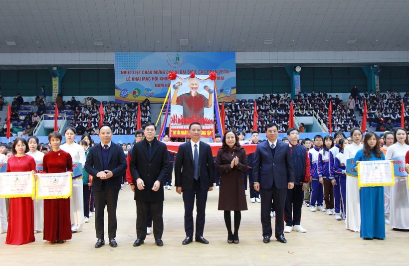 Lãnh đạo Sở GD&amp;ĐT Hà Nội và lãnh đạo quận Hoàng Mai động viên các vận động viên tham gia thi đấu.