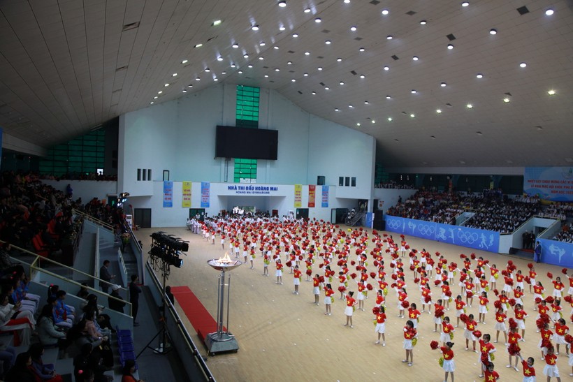 Đông đảo giáo viên, học sinh dự lễ khai mạc Hội khỏe Phù Đổng quận Hoàng Mai.