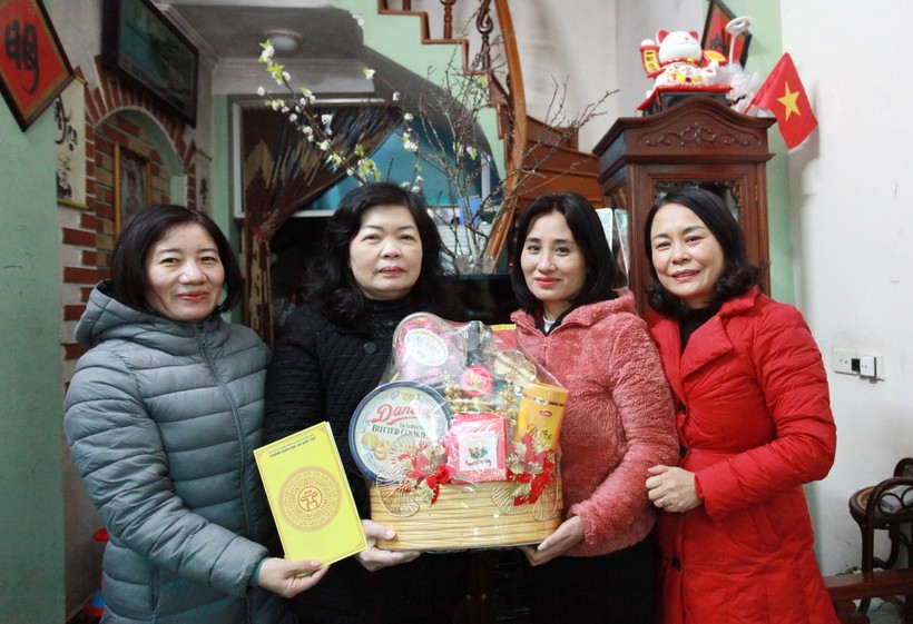 Phòng GD&amp;ĐT quận Hoàng Mai tặng quà tết cho cô giáo Đặng Thị Thúy Hường (thứ hai từ phải sang).