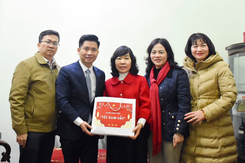 Chủ tịch Công đoàn Ngành GD-ĐT Hà Nội thăm hỏi, tặng quà cô giáo Đoàn Thị Nghĩa Thái, giáo viên Trường THCS Phan Đình Giót, quận Thanh Xuân.