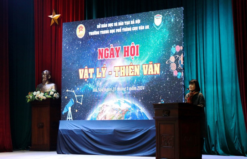 Cô Nguyễn Thị Nhiếp - Hiệu trưởng Trường THPT Chu Văn An phát biểu khai mạc ngày hội.