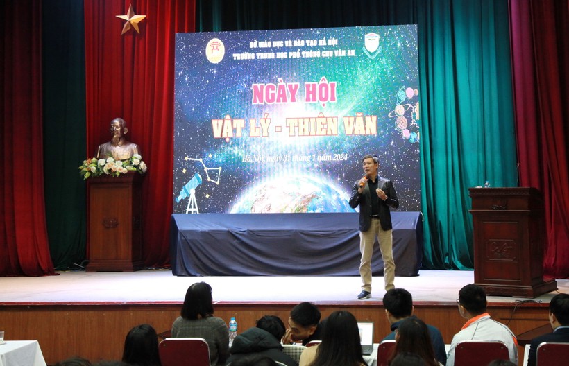 Thầy Hà Lam Sơn giới thiệu về môn Vật lý thiên văn.