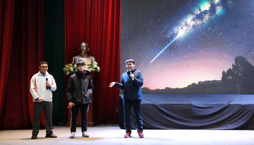 Các học sinh từng đoạt giải các kỳ thi Olympic quốc tế về Thiên văn học và Vật lý thiên văn chia sẻ kinh nghiệm học tập.