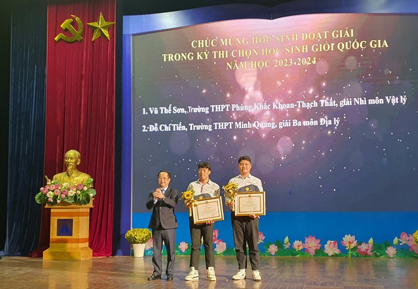 Giám đốc Sở GD&ĐT Hà Nội Trần Thế Cương tặng thưởng cho 2 học sinh có hoàn cảnh khó khăn nhưng đã nỗ lực vươn lên và đoạt giải trong kỳ thi.