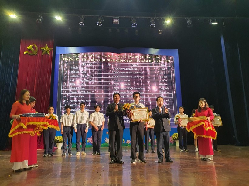 Giám đốc Sở GD&ĐT Hà Nội và Cục trưởng Cục Quản lý chất lượng Huỳnh Văn Chương tặng thưởng cho các học sinh đoạt giải Nhất.