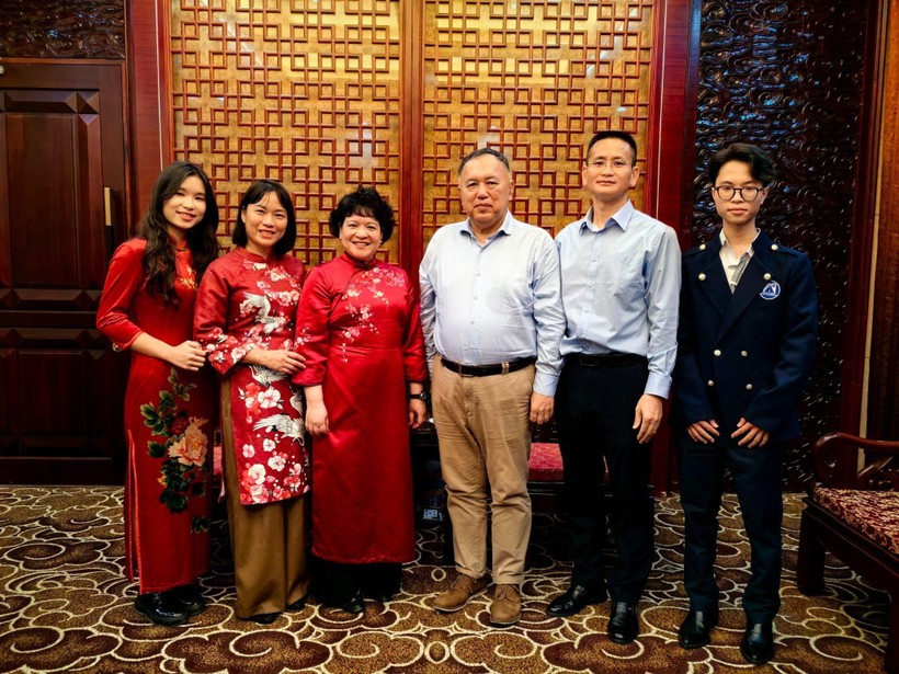 Giáo viên và học sinh Trường THPT chuyên Hà Nội - Amsterdam thăm Đại sứ quán Trung Quốc tại Việt Nam.