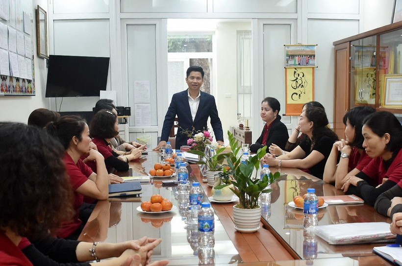 Chủ tịch Công đoàn ngành Giáo dục Hà Nội Đỗ Văn Nam trò chuyện với cán bộ nhà giáo Trường Mầm non B.