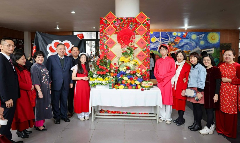 Những vị khách đến từ Đại sứ quán Trung Quốc tham quan Hội thi cắm hoa và bày mâm ngũ quả của học sinh Trường THPT chuyên Hà Nội - Amsterdam.