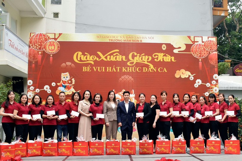 Chủ tịch Công đoàn ngành giáo dục Hà Nội trao quà tết tới các giáo viên.