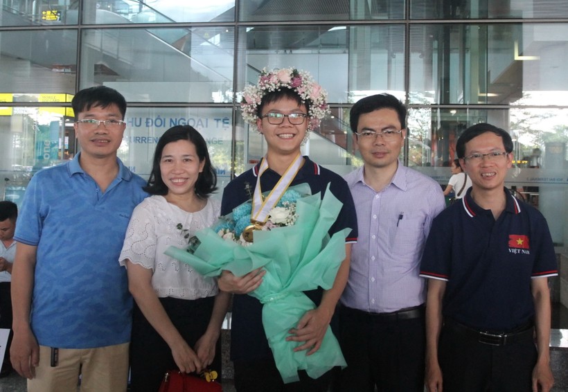 Phạm Việt Hưng chia sẻ niềm vui với các thầy cô giáo sau khi trở về từ Olympic Toán quốc tế năm 2023,