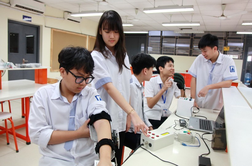 Nhóm học sinh trường THPT chuyên Hà Nội - Amsterdam sáng tạo thiết bị thông minh hỗ trợ phục hồi chức năng.