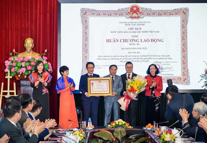 Thường trực Ban Bí thư Trương Thị Mai trao tặng Huân chương Lao động hạng Ba cho Ban Nhân Dân cuối tuần.