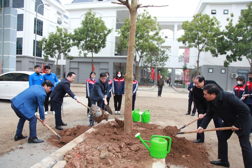 Các đại biểu trồng cây trong trường học.