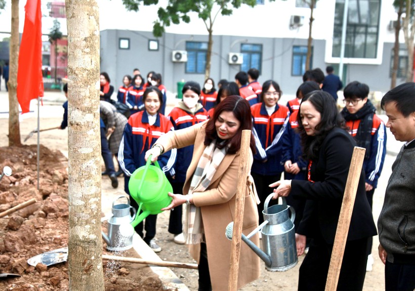 Các thầy cô giáo và các em học sinh trồng cây trong khuôn viên Trường THCS Trưng Vương.
