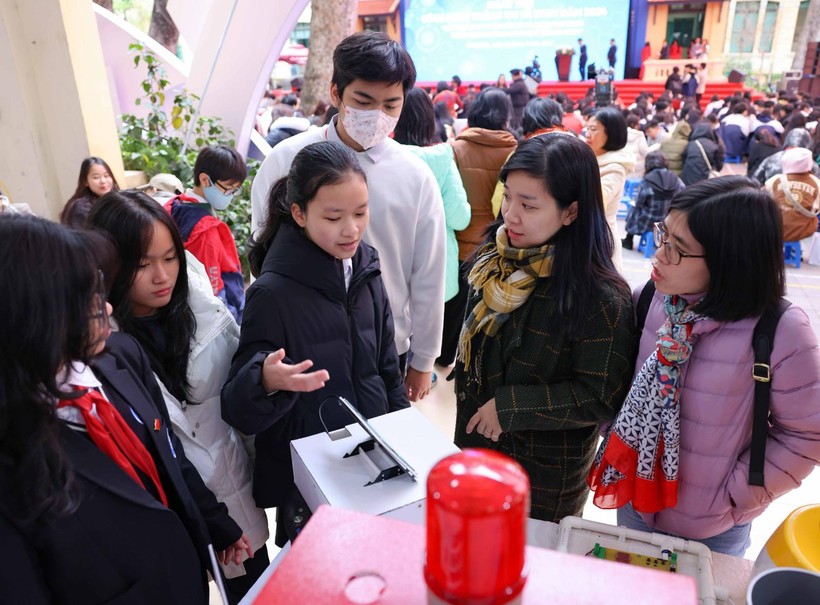 Học sinh quận Hoàn Kiếm háo hức trải nghiệm các hoạt động STEM.
