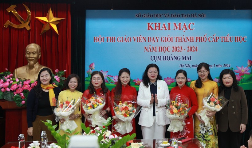 Ban tổ chức tặng hoa cho các giáo viên tham dự hội thi.