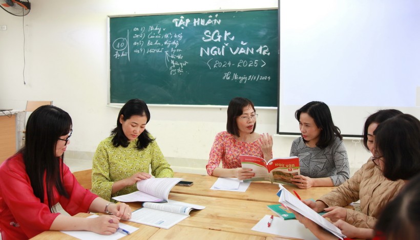 Cán bộ giáo viên Trường THPT Trương Định (quận Hoàng Mai) nghiên cứu chọn sách giáo khoa lớp 12.
