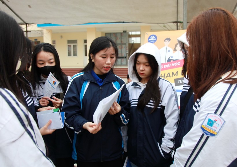 Bộ phận tuyển sinh Trường Đại học Sư phạm Hà Nội cung cấp thông tin cho học sinh tham dự chương trình.